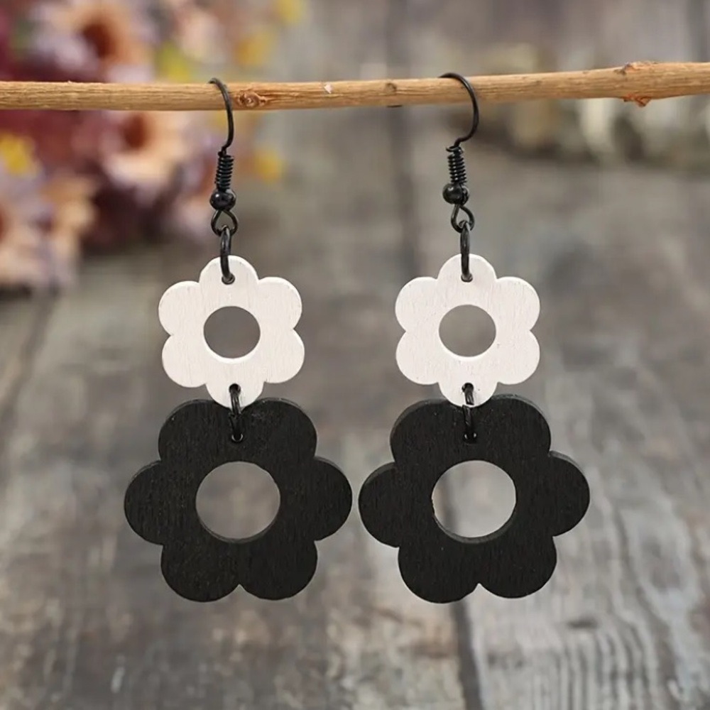 NEW Daisy Flowers dangle Earrings Wooden Black & White - Boutique